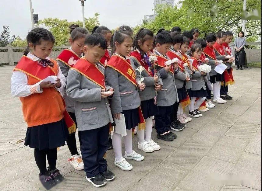 渝中区两路口小学的少先队员们在辅导员老师的带领下,手捧白花,怀揣着