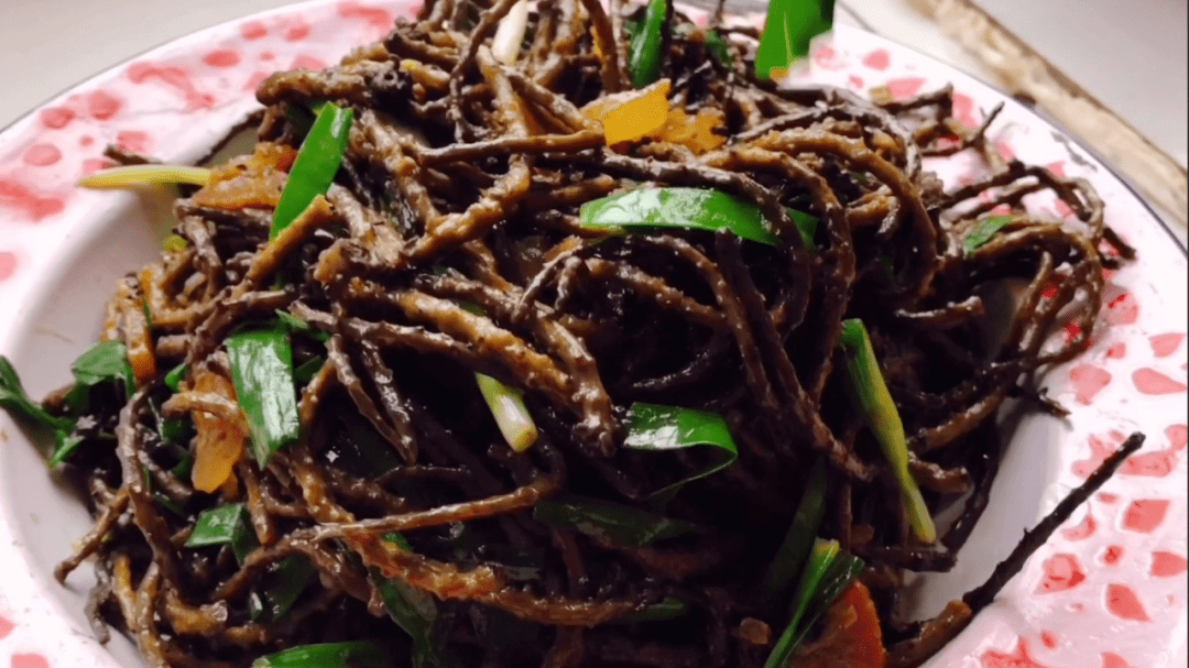 爆炒核桃花,大理春天最"野"的味!_核桃树