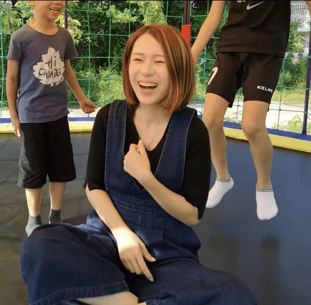 漂亮如昔,刘恺威前女友46岁生日素颜秀美腿,曾是"小生杀手"_邝文珣