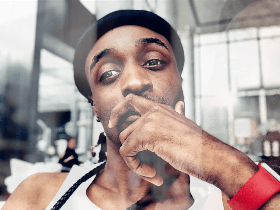 的硬核黑暗贯穿了他的早期音乐作品break the stereotypesharikiri 是