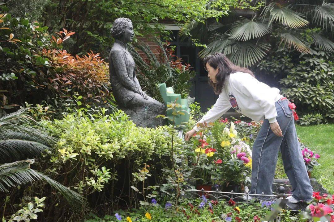 依次敬献鲜花△祭扫仪式合影分批祭扫院内祭扫仪式结束后,院领导