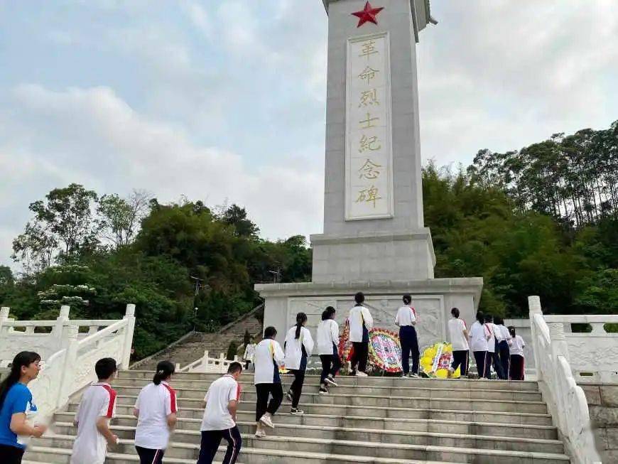 红色基因我传承"祭扫玉林市革命烈士纪念碑活动玉林市第十一中学字