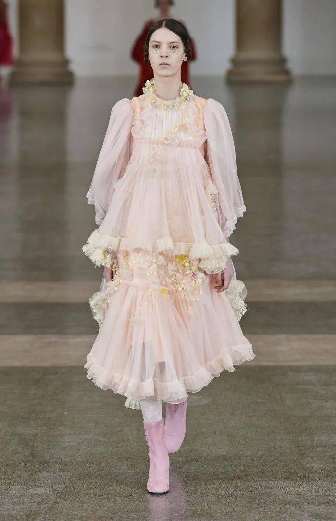 dior秀场上的纱裙让人移不开眼.