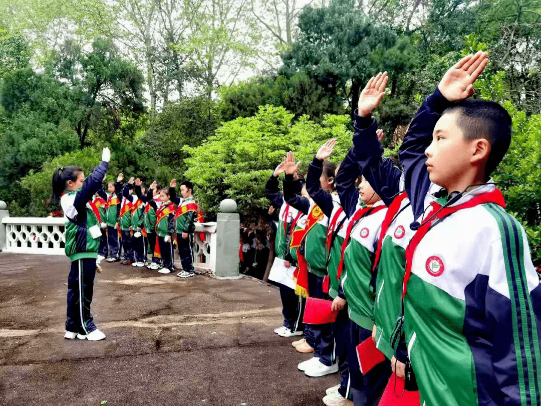 永丰小学五年级全体师生和60多名留守学生代表共同来到广丰区烈士陵园
