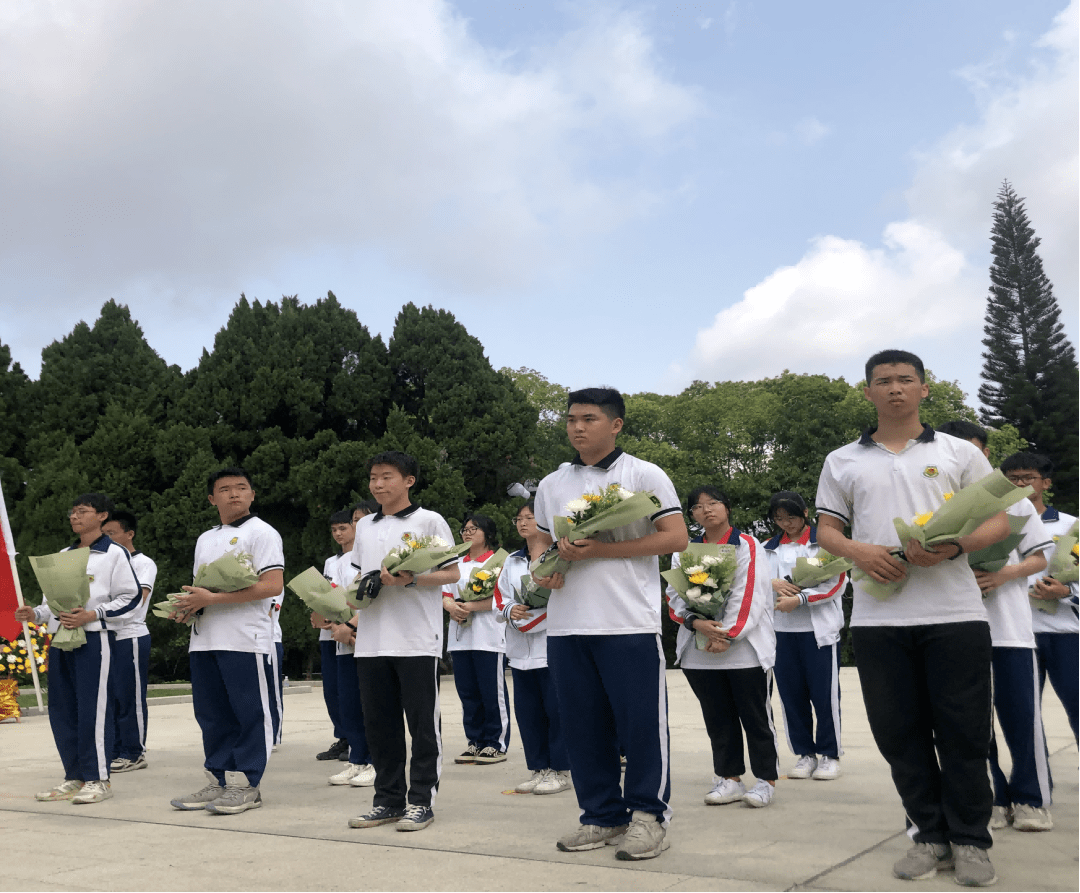 4月1日,惠東平山中學團委組織師生代表前往惠東縣南湖公園革命烈士園