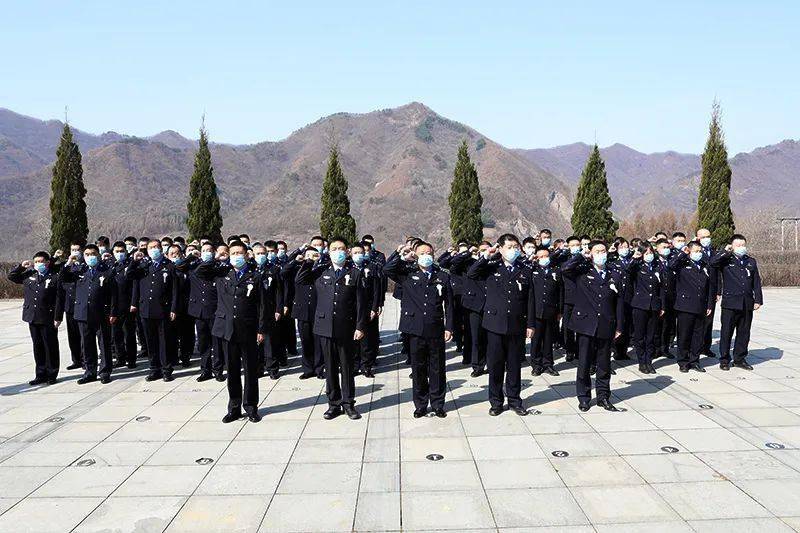 集安市公安局組織黨員民警,輔警來到烈士陵園祭奠革命烈士,全體民警向