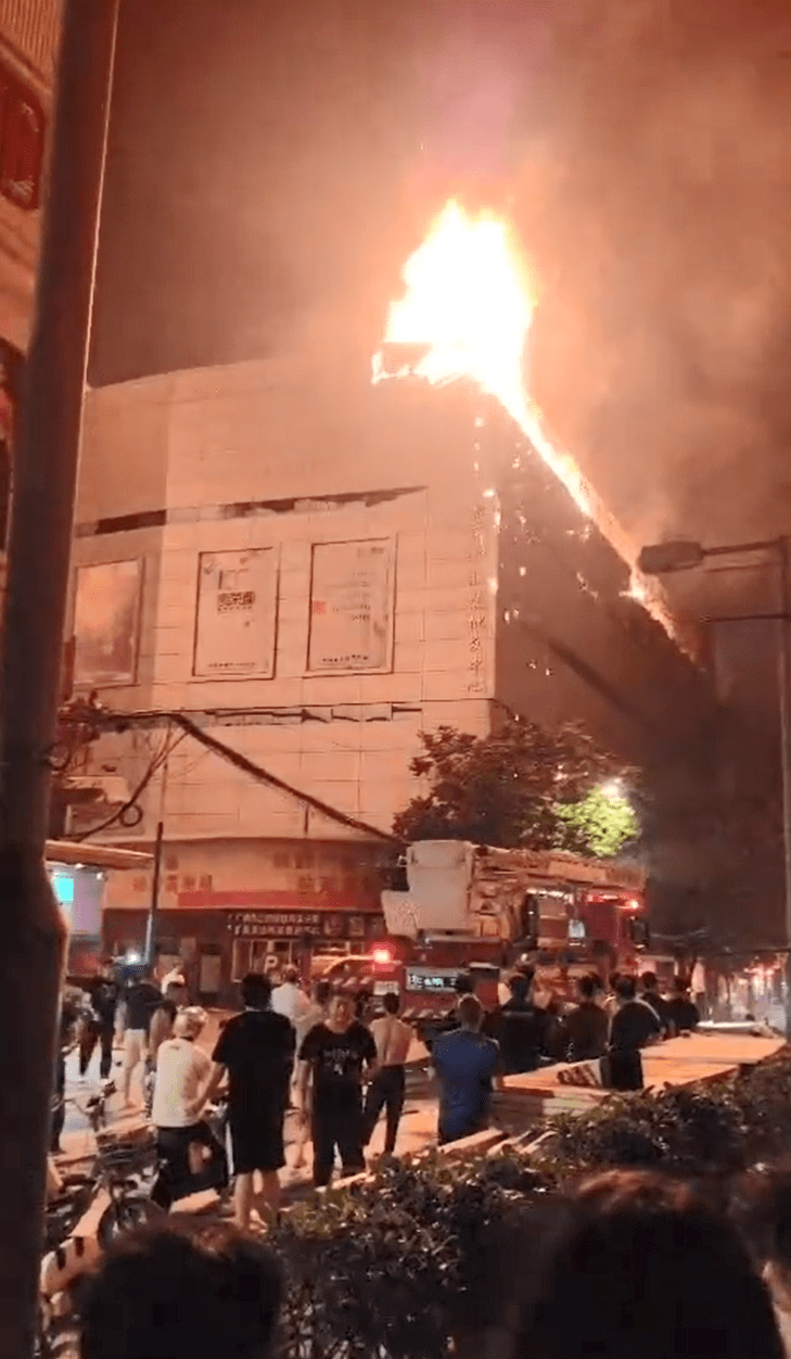 广州越秀区一大厦深夜起火