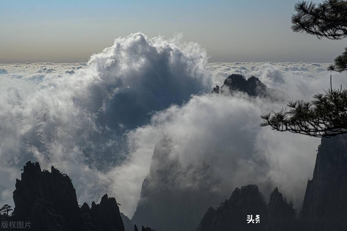 黄山风景区云开雾散,壮观的云海美如仙境_游客