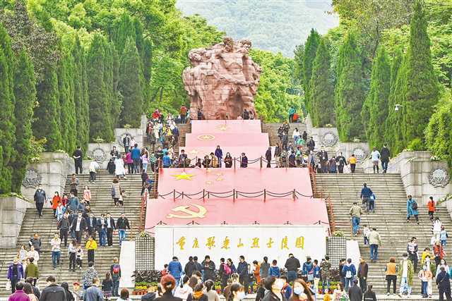 4月4日,沙坪壩區,不少市民自發前往歌樂山烈士陵園祭奠.