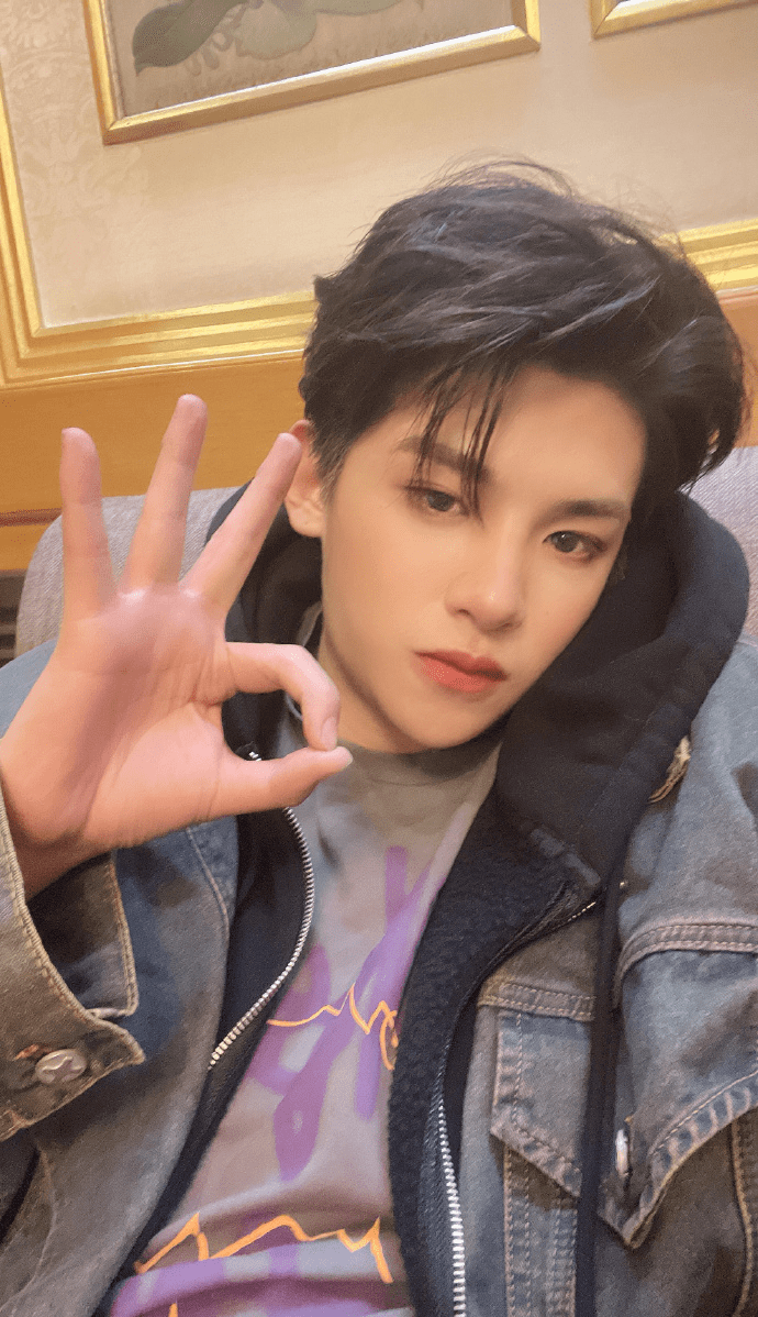 黄明昊三周年福利自拍六宫格 请查收来自小贾的花式比"三"_justin