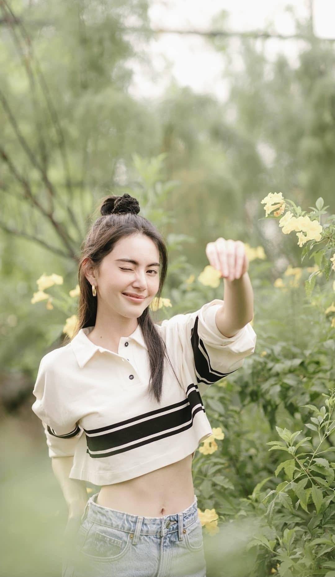 "泰国第一神颜"mai晒照,抹胸配西装秀性感,名品腹肌抢镜