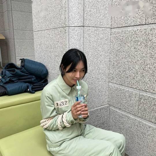 素妍 5日在社交网络发布了两张她在《顶楼2》片场身着囚服拍摄的照片