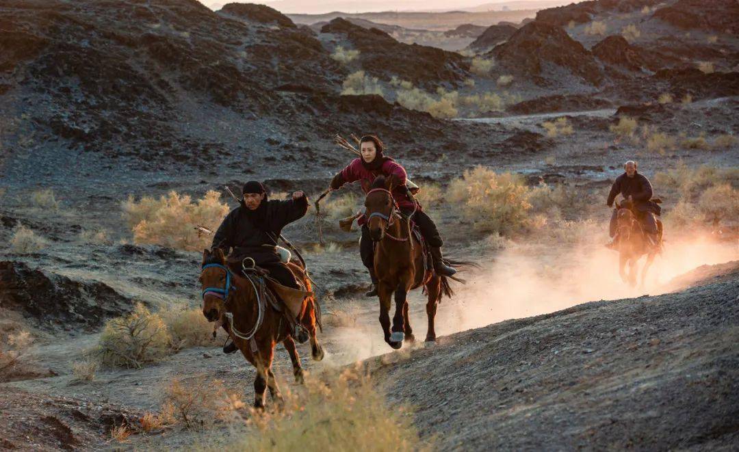 文化润疆喜讯乌尔禾拍摄骆驼客3弓魂传今晚2015央视电影频道播出