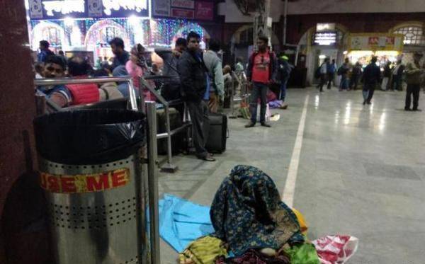 印度火车站无意拍下一幕，在其他国家绝对见不到，太震撼了！