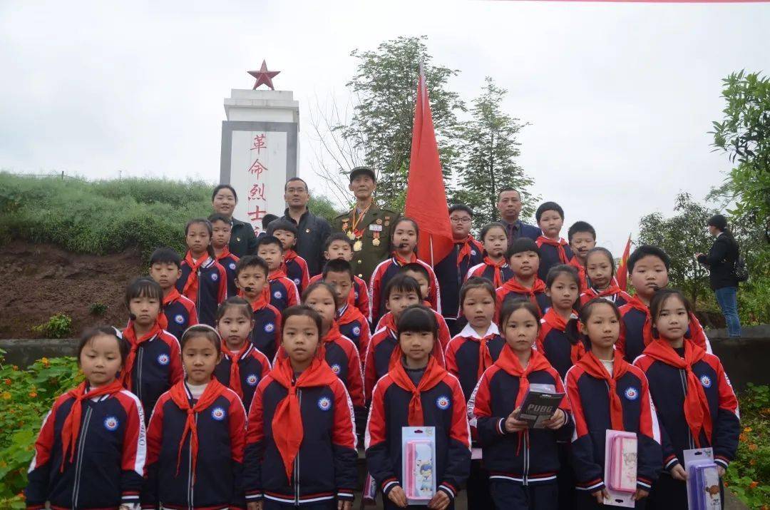 红炉小学党支部全体党员,部分少先队员前往红炉镇罗汉烈士墓,开展"