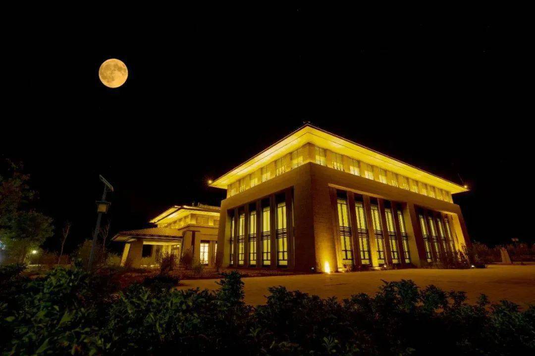 位于丝路名城敦煌市阳关东路6608号,为仿汉唐建筑风格的园林式酒店