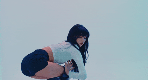 lisa的好身材已经夸累了,轻轻松松腕线过裆,腿长太逆天了,实在不敢