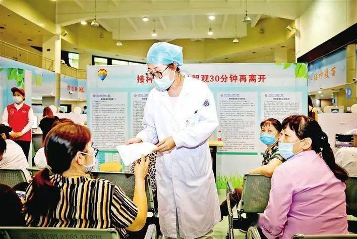 在西乡会堂临时疫苗接种点,医院每天安排了75名医护人员,以30(人)开30
