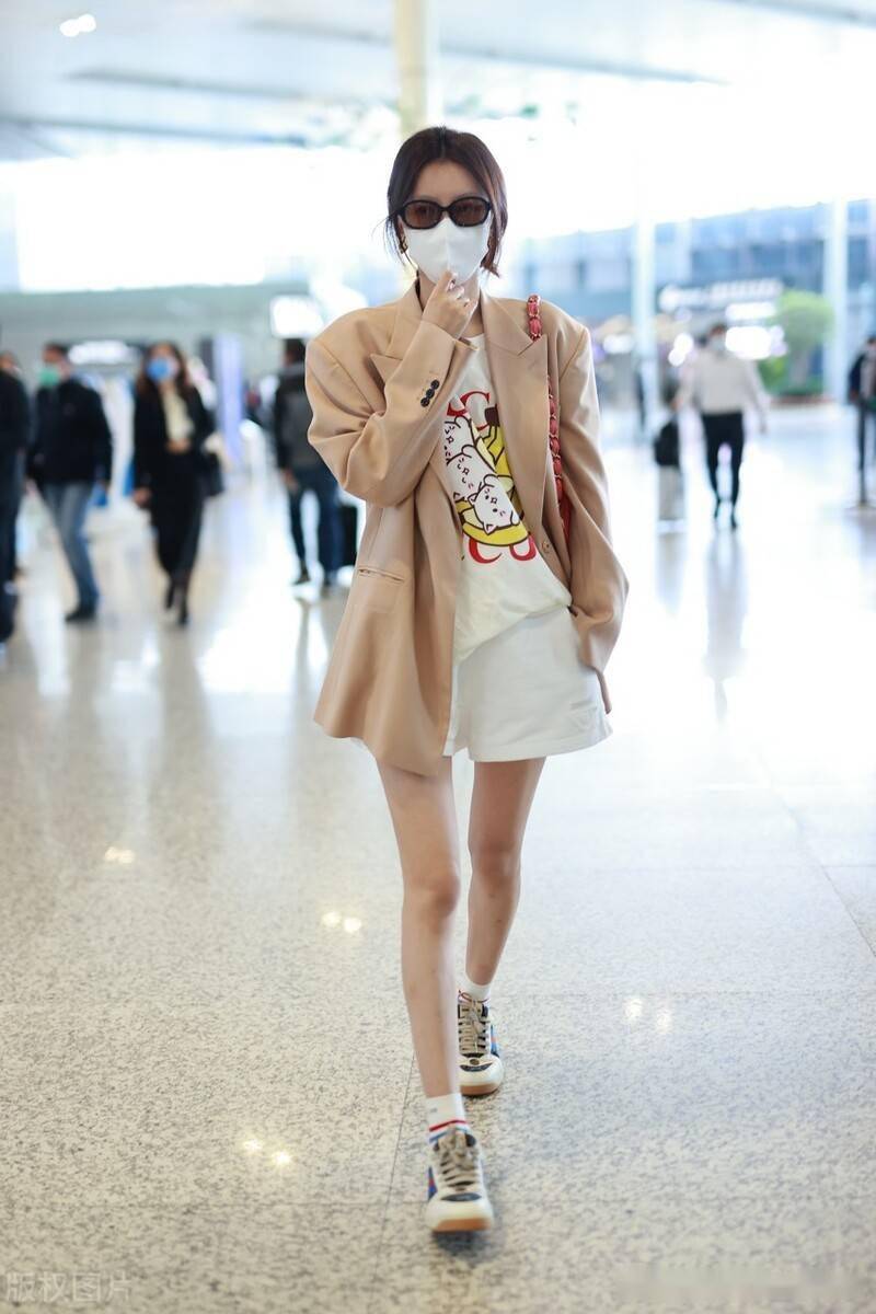 辣妈出街!孙怡穿短裤大秀美腿身材超好