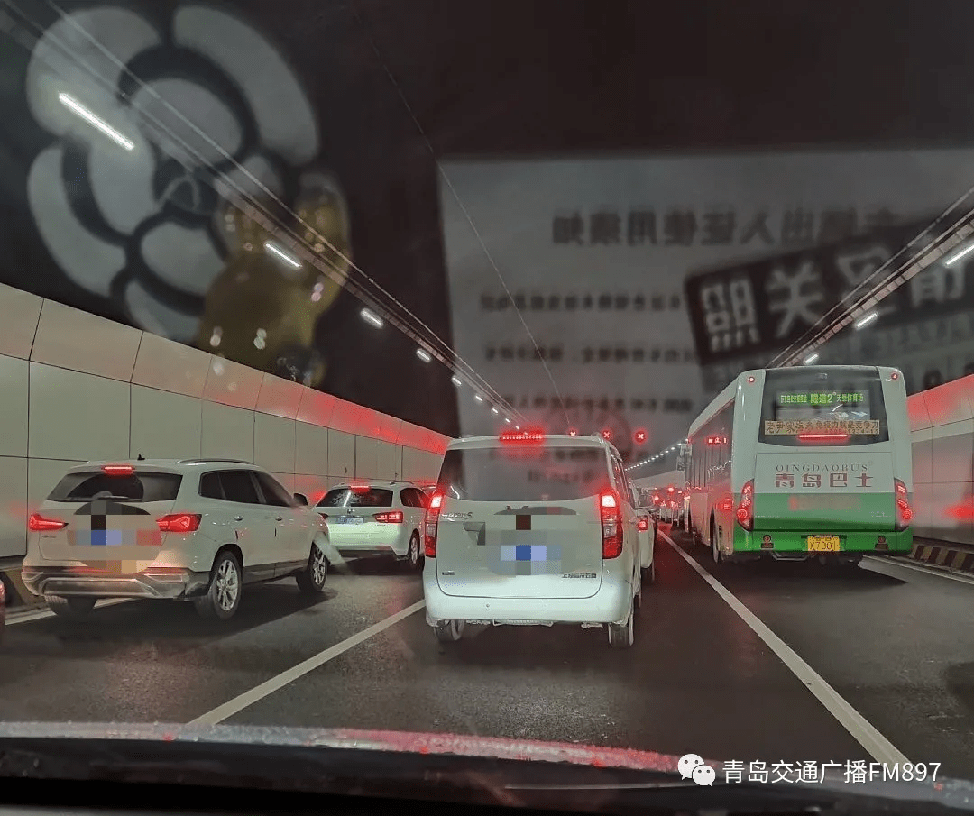 在胶州湾隧道 这是去年4月 在南京发生的交通事故, 并非发生在青岛