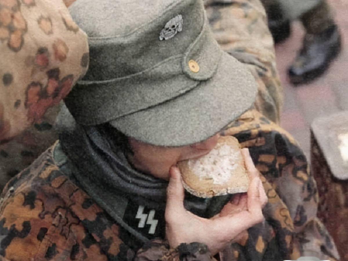 德国老兵苏联人拿着黑面包冲了过来一块战功赫赫的面包