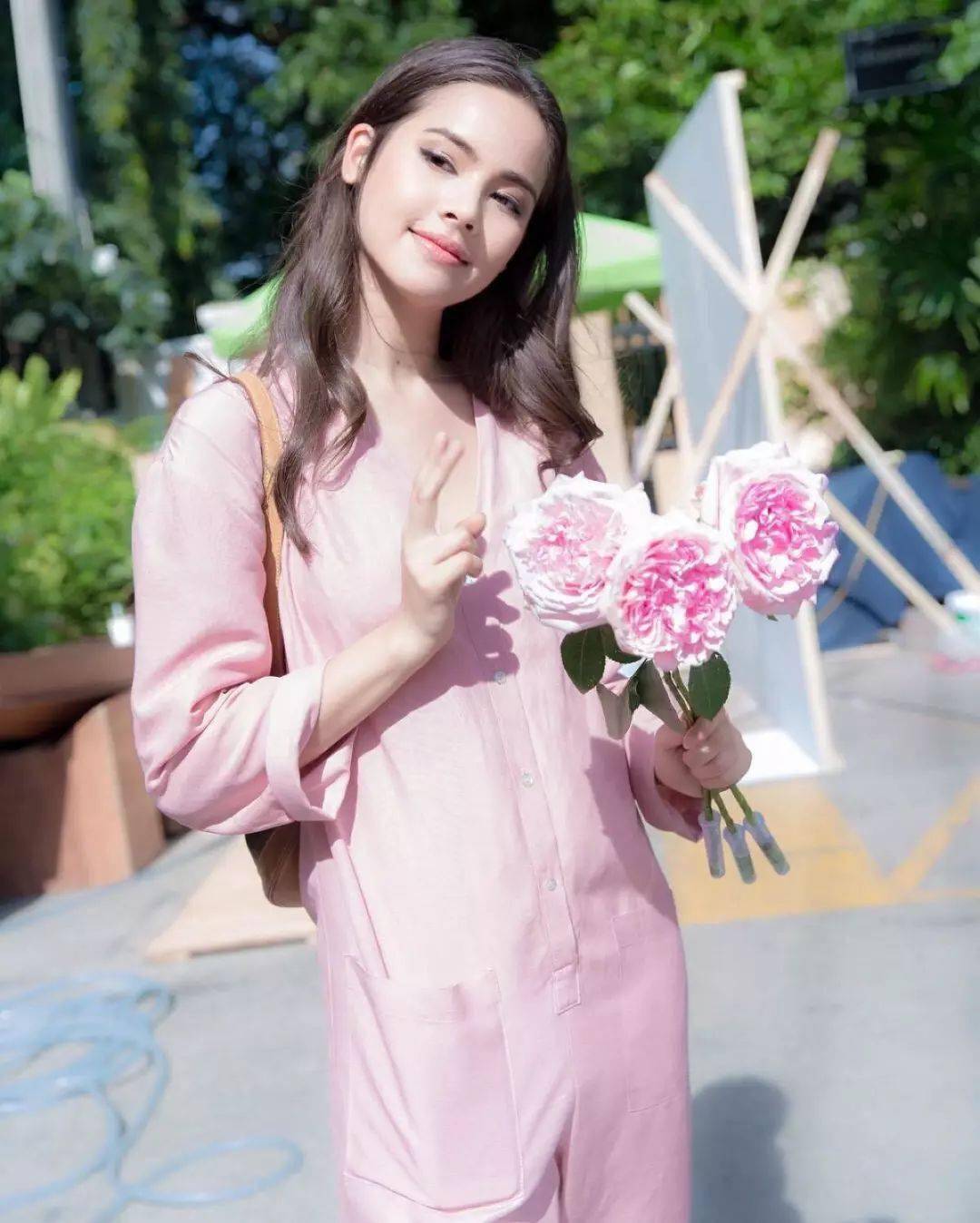 穿上淡淡的pink粉色是男生都想约会的女生类型手上可以配上鲜花作为