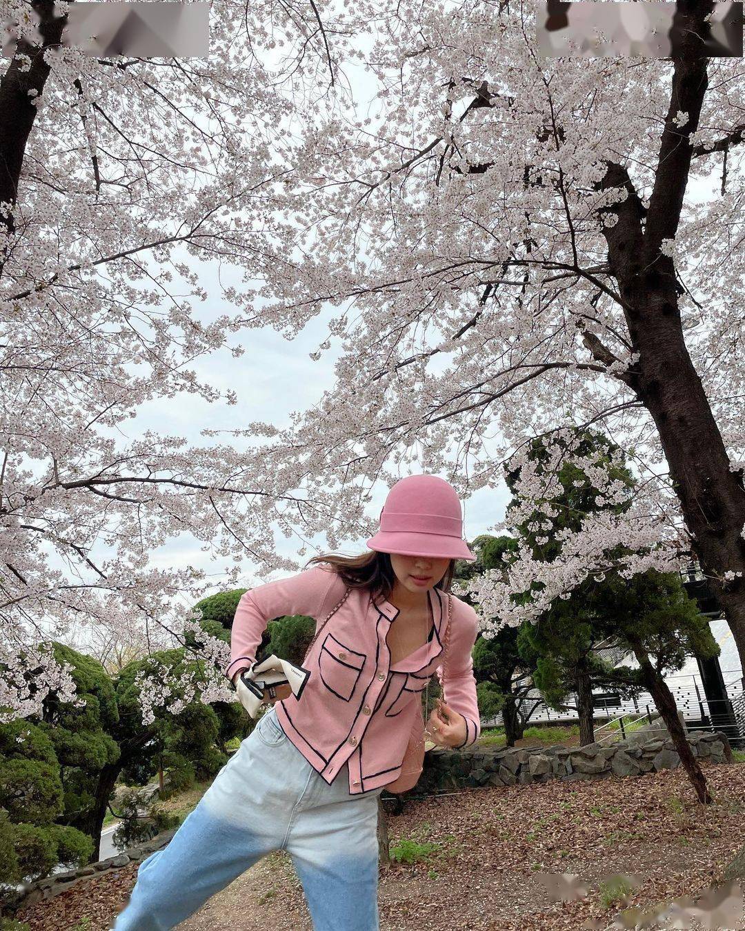 jennie更新春游照,穿樱花粉开衫配渐变裤,小学生都没她嫩