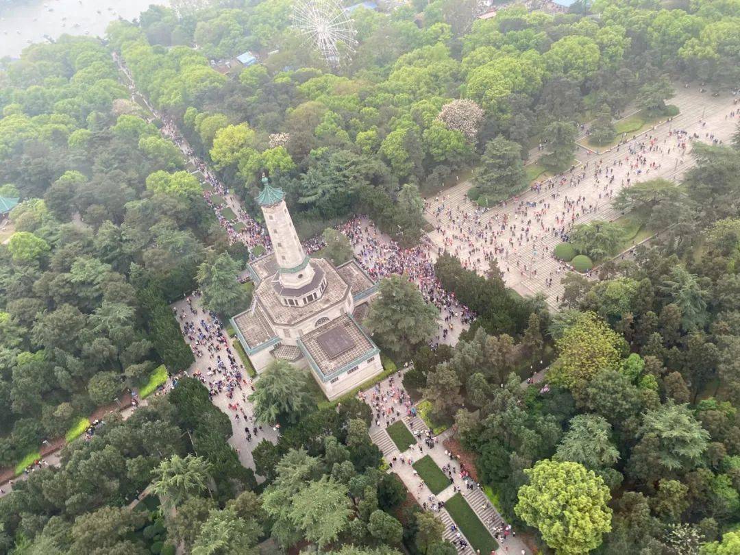 清明假期,非常多市民到湖南烈士公园纪念先烈刚刚过去的清明小长假