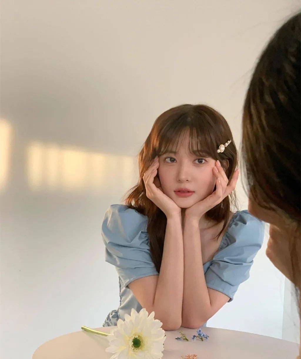 饰演闵雪雅的赵秀敏1999年生,长相清新甜美,皮肤白皙光滑,妥妥的白糖