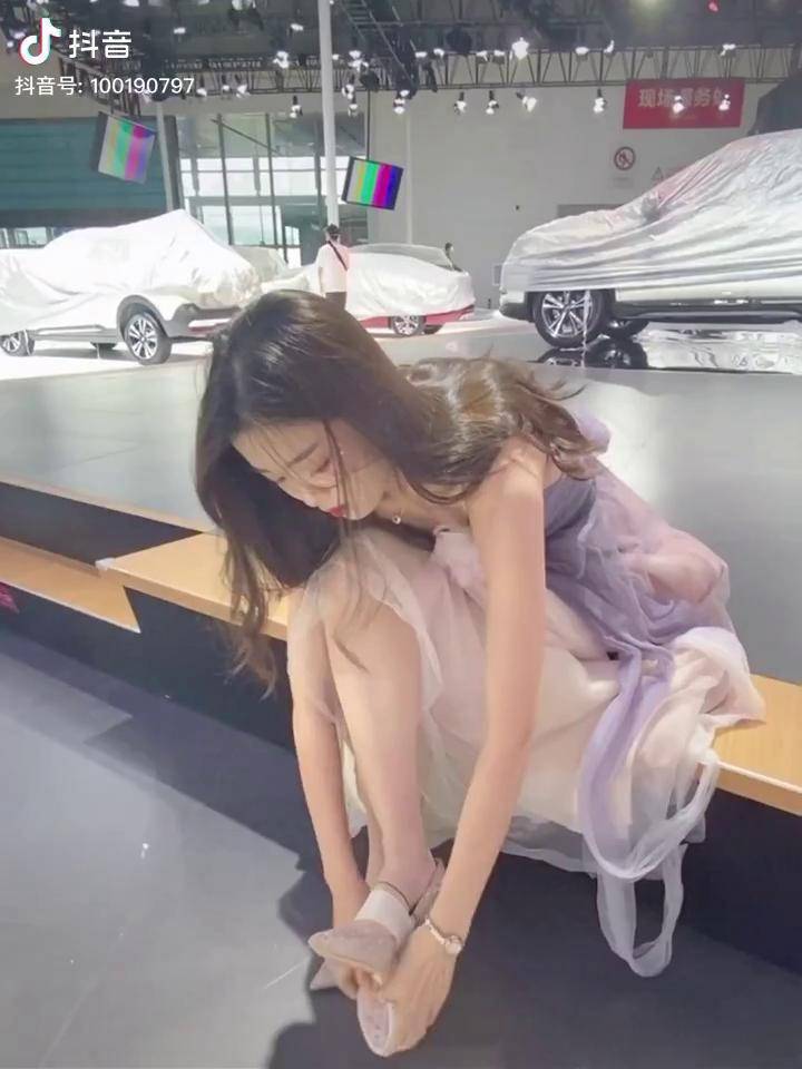 车模小姐姐李凉凉李凉凉停播dou小助手摸脚都仙气飘飘呀