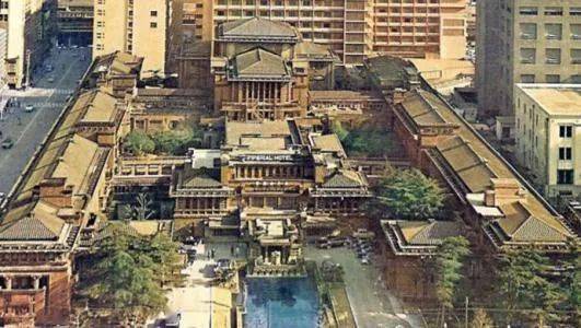 在短期旅居日本期间,受到日本文化影响的赖特设计出了东京帝国饭店