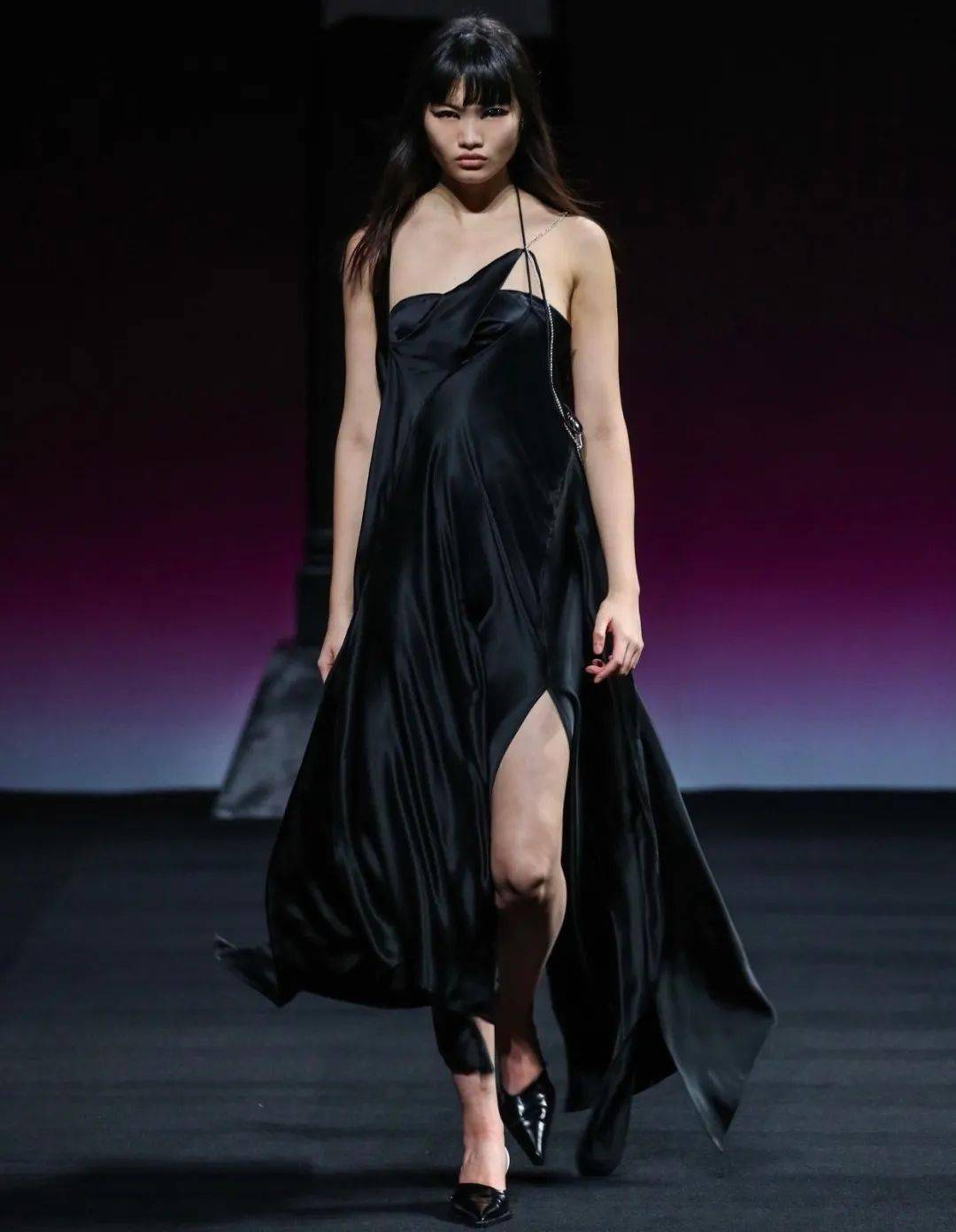 上海时装周开幕:李佳琦为中国设计直播带货