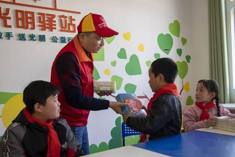 党史学习教育丨铜陵我为群众办实事光明驿站暖童心