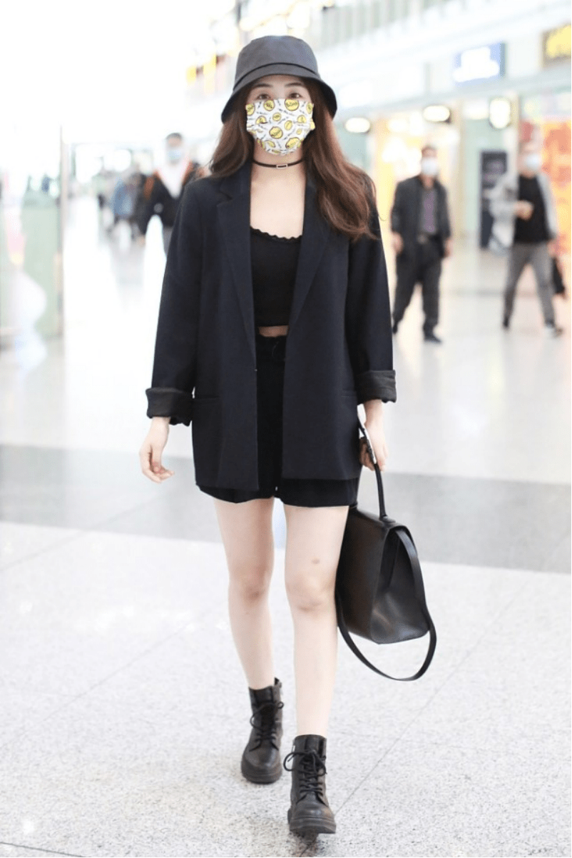 张含韵浪姐后算是翻红了穿蝴蝶结小西装31岁气质又甜又少女