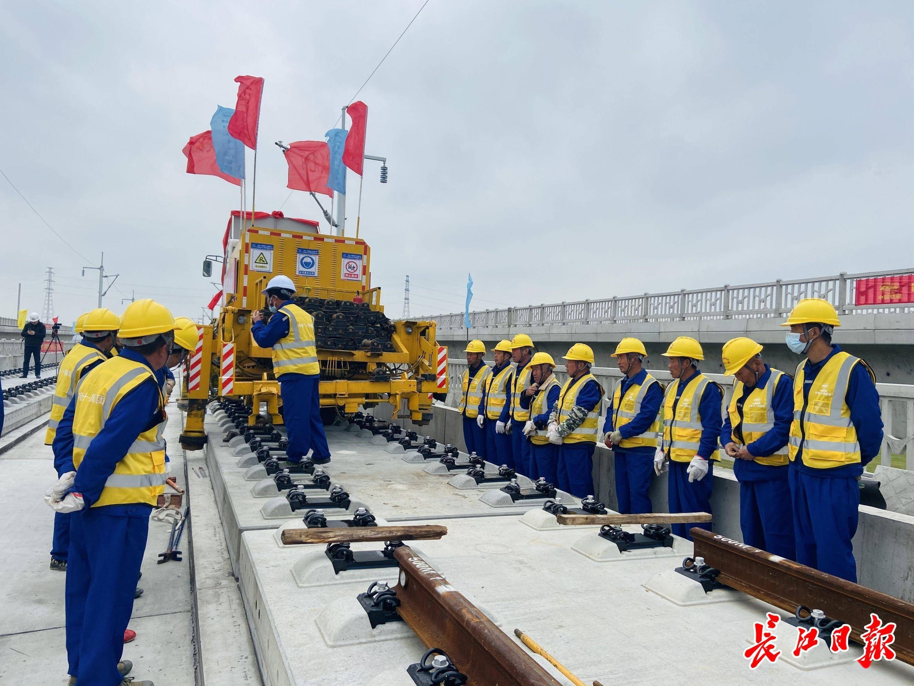 在湖北省黄梅县安九高铁湖北段孔垄北站施工现场,随着现场指挥员下令"