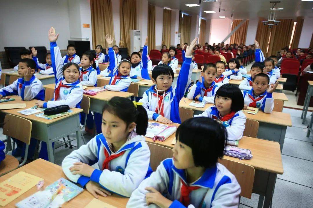 关注 教育部拟出新规 中小学要预防和制止师生恋 家长