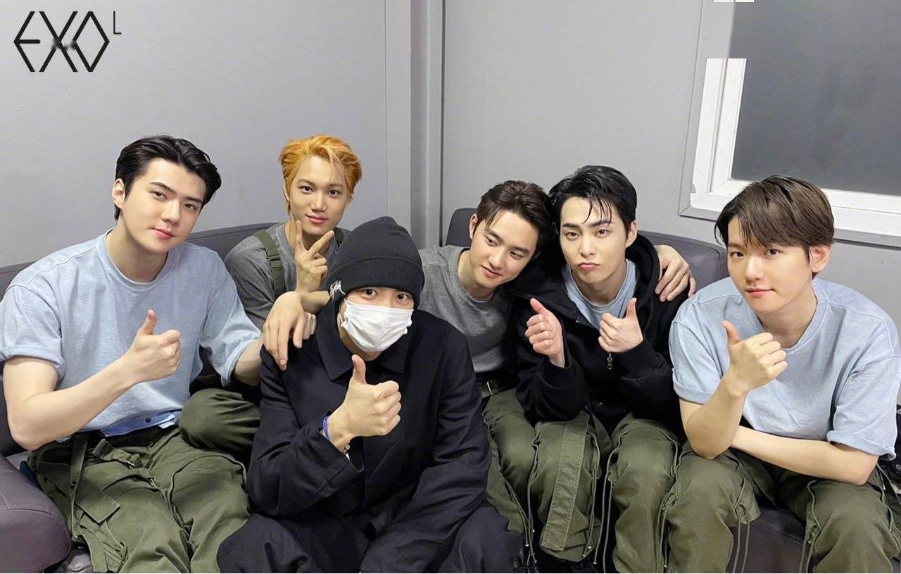 灿烈入伍摸头照来啦其乐融融一家人