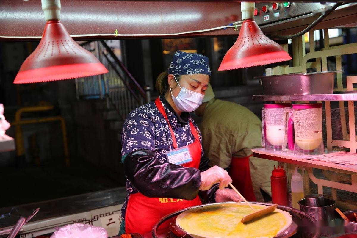 延安二道街夜市人氣旺做美食的大多是年輕人傳承陝北特色飲食