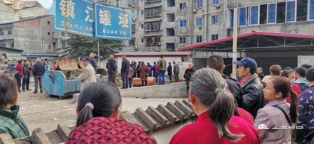 南部一老人疑脑溢血死在公厕!_南部县