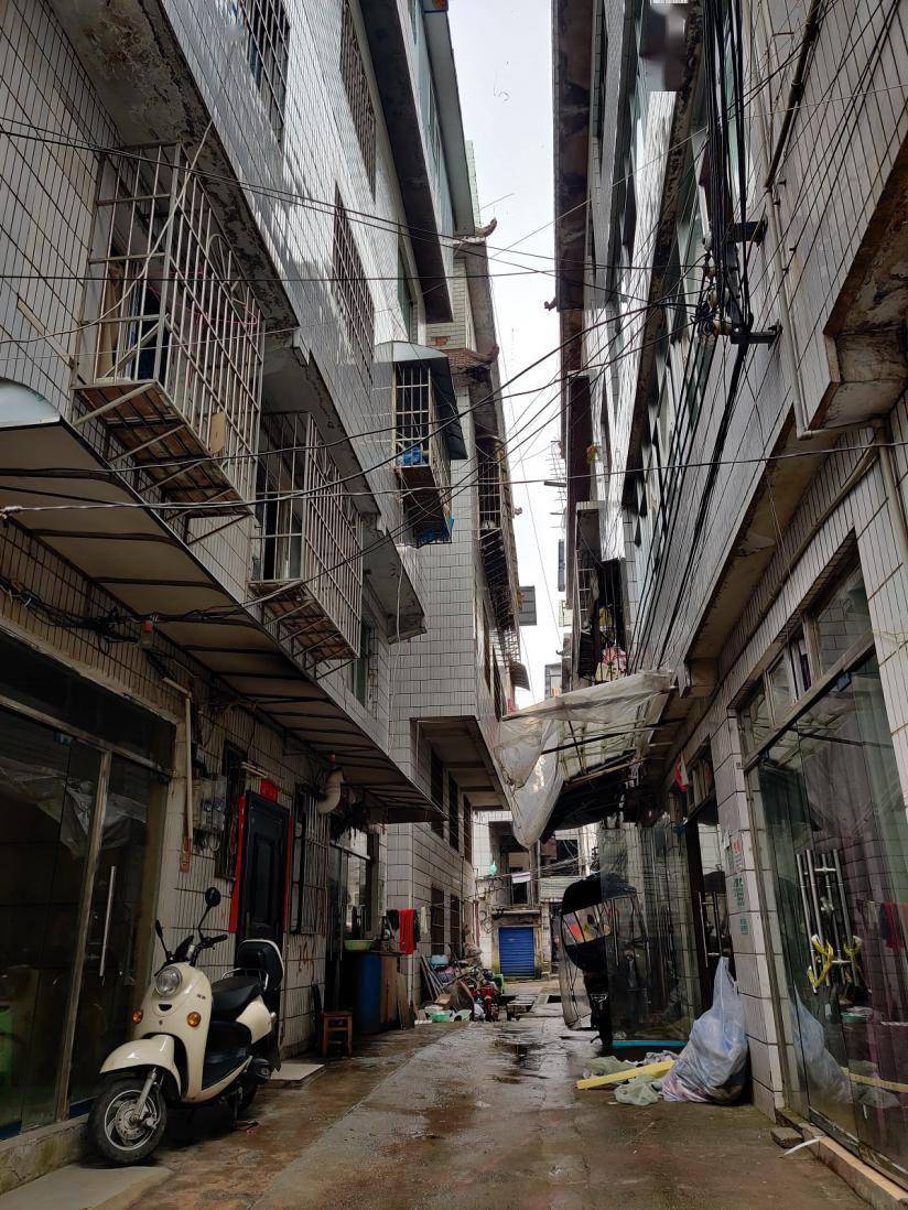 水电九局,青年公寓等小区,除去建筑比较老旧,没有电梯等硬件设施外.