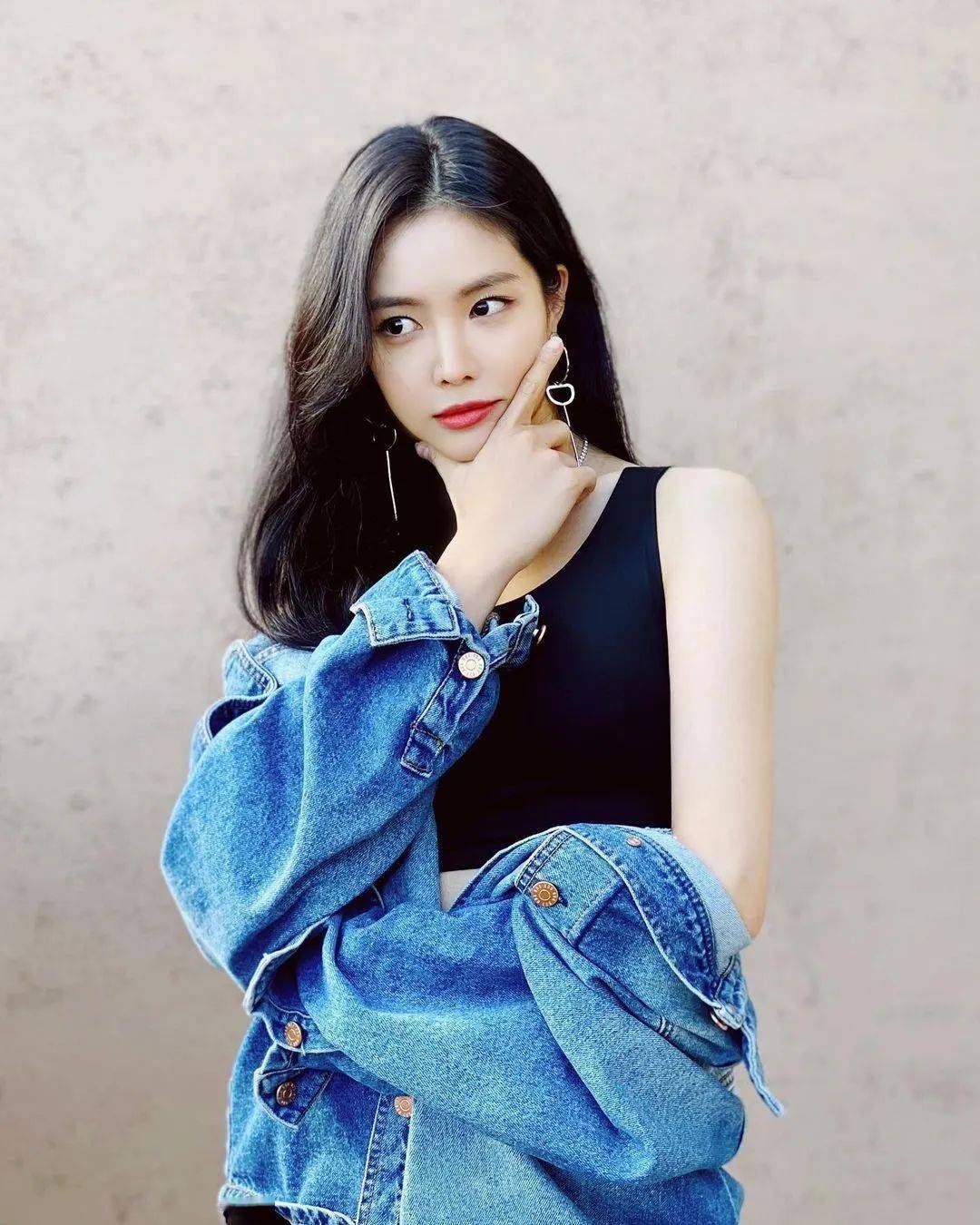 apink女团孙娜恩不仅是门面担当私服穿搭还很有范儿