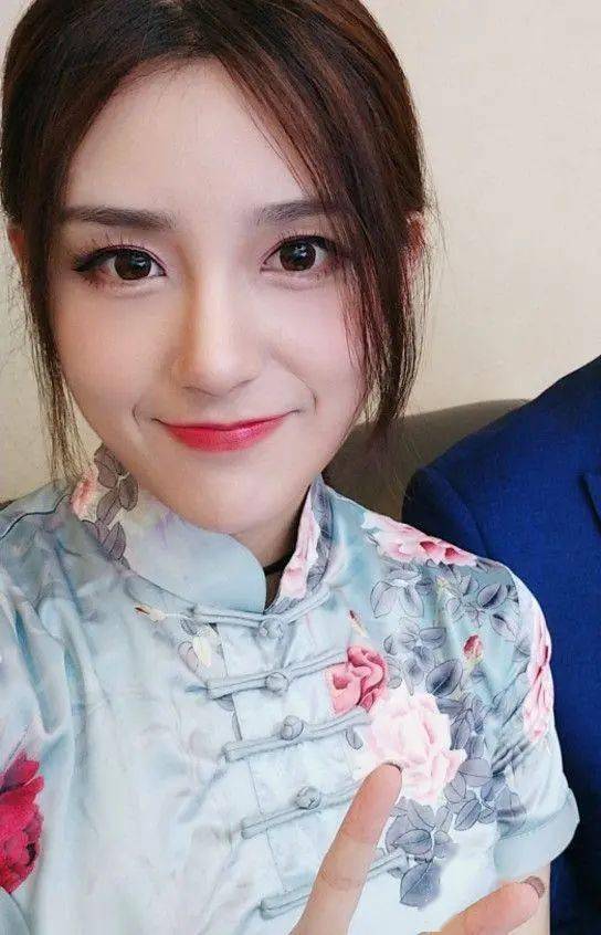 rita在lpl解说现场秀身材破长胖传闻男嘉宾的表情有点意思