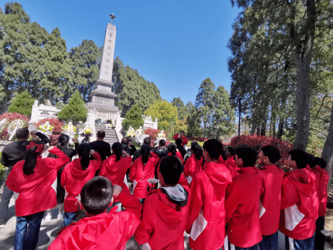 甘棠中心小學4月1日,甘棠中心小學組織學生前往屏南烈士陵園革命烈士