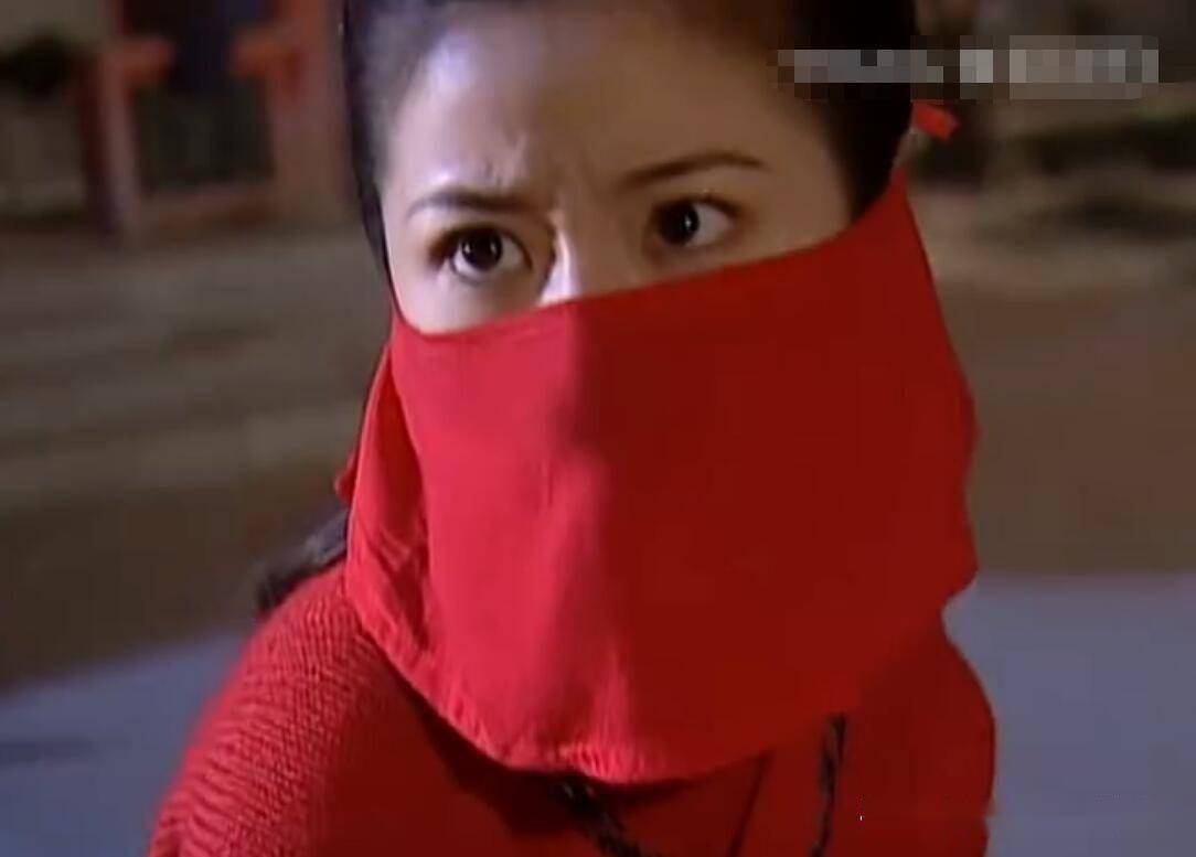 她在剧中第一集出现,与楚留香打斗中相遇,一身红衣实在太美,剧中两人