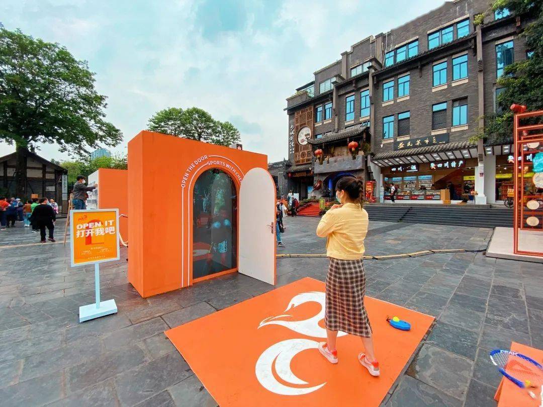 成都街头惊现任意门怕不是哆啦a梦来了