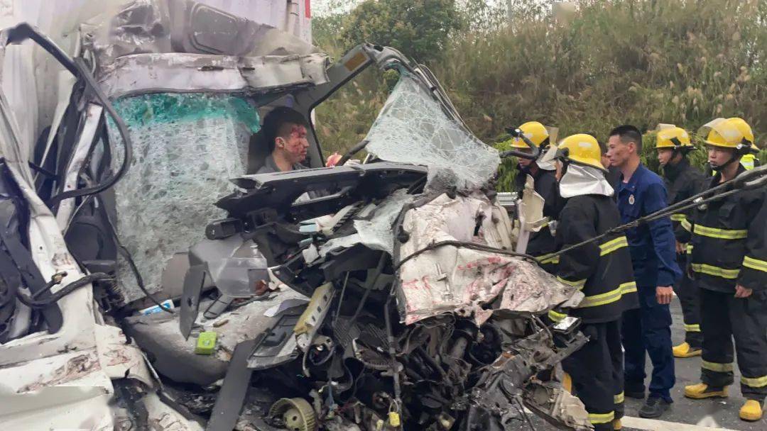 报警后立即调派揭东消防有人被困揭东汕昆高速玉湖往锡场方向发生车祸