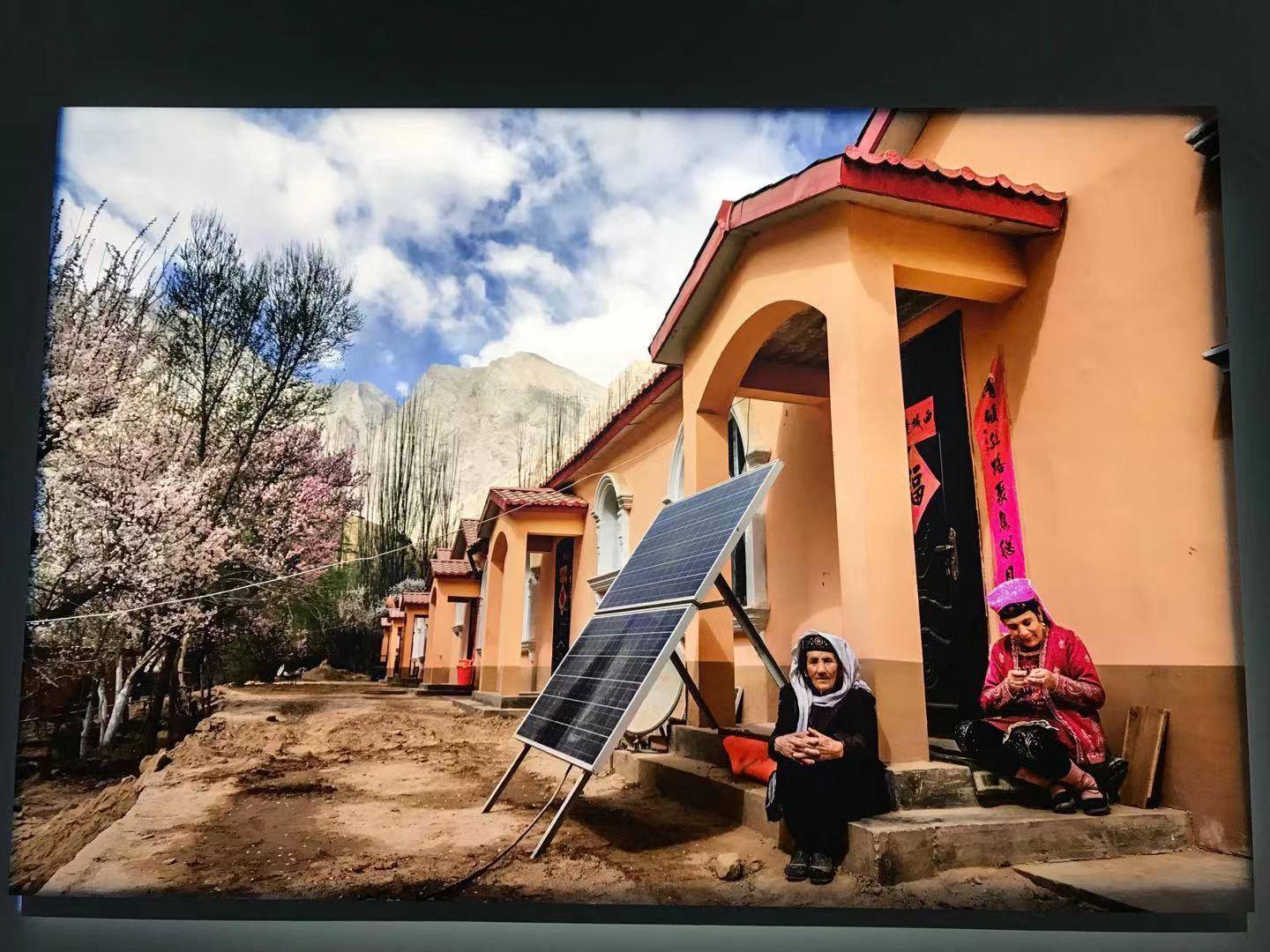 2019年4月2日,新疆塔什库尔干县大同乡,村民在新建房屋前