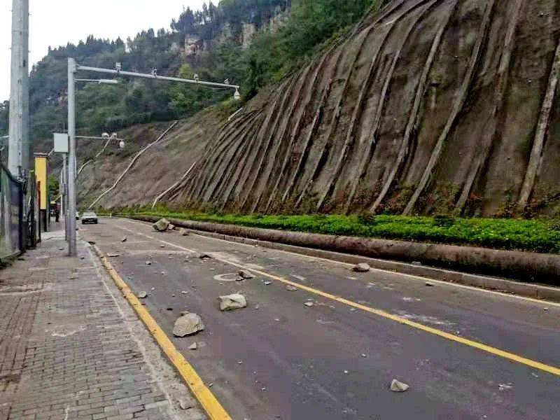 突发!万州天龙路山体落石,道路中断