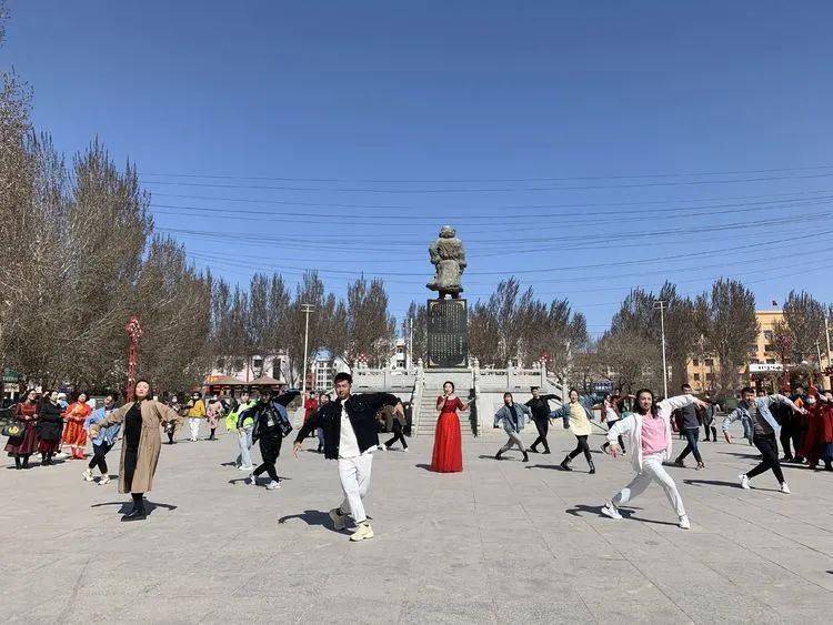 文化馆在嘎达梅林广场开展了以党史学习教育为主题的群众性文艺活动