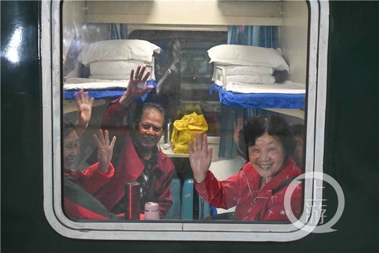 重庆今年首趟跨局跨省旅游专列开行 500余名乘客畅游“红色之旅”